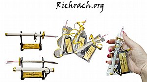 מיניאטורה של חרב סמוראי עם הקדשה אישית מיניאטורה של חרב סמוראי עם הקדשה אישית