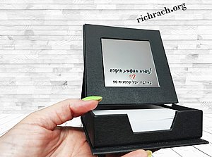 מעמד שולחני לדפי תזכורת (ממו) עם מראה וחריטה אישית מעמד שולחני לדפי תזכורת (ממו) עם מראה וחריטה אישית