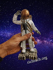 פסלון אסטראונאט מצדיע פסלון אסטראונאט מצדיע