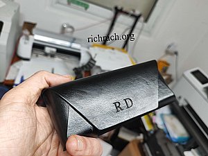 נרתיק/כיסוי למשקפיים דמוי עור עם חריטה אישית נרתיק/כיסוי למשקפיים דמוי עור עם חריטה אישית
