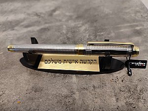 עט יוקרתי מצופה זהב 18K עם מעמד ולוחית מתכת עם הקדשה עט יוקרתי מצופה זהב 18K עם מעמד ולוחית מתכת עם הקדשה
